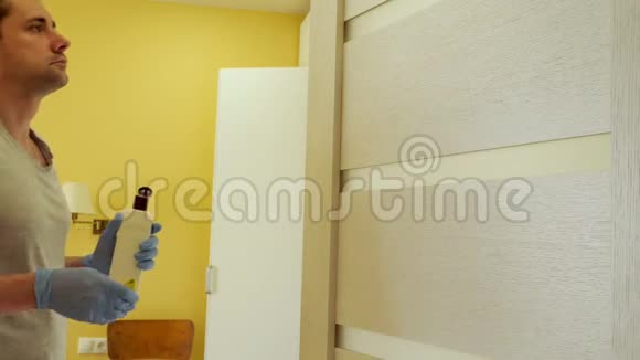 男人在打扫房子戴上手套擦门住房视频的预览图