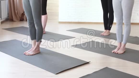 把女人放在瑜伽垫上视频的预览图