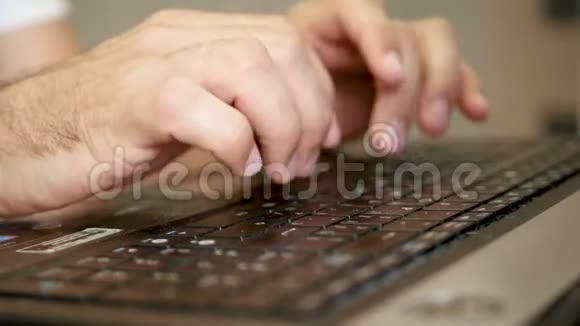 男性手在电脑或平板电脑的键盘上打字视频的预览图
