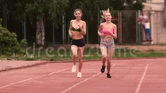 两个年轻女人的晨跑视频的预览图