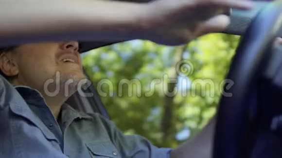 成年男子在乘车途中发生意外时感到紧张视频的预览图