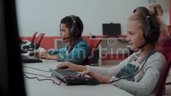 计算机班小学儿童混合种族群体视频的预览图