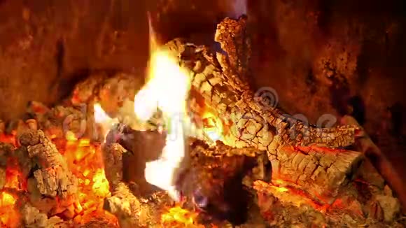 木头燃烧的细节视频的预览图