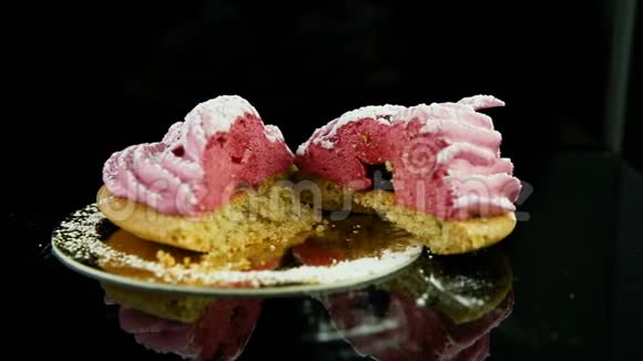 半粉红色棉花糖饼干的特写镜头视频的预览图