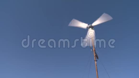 蓝天背景下的快速旋转风力发电机组视频的预览图