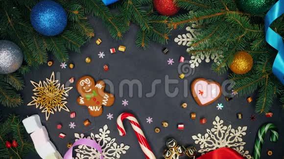 女人手把包裹在手工纸上的礼物放在桌子上然后拿走带圣诞装饰的黑桌视频的预览图