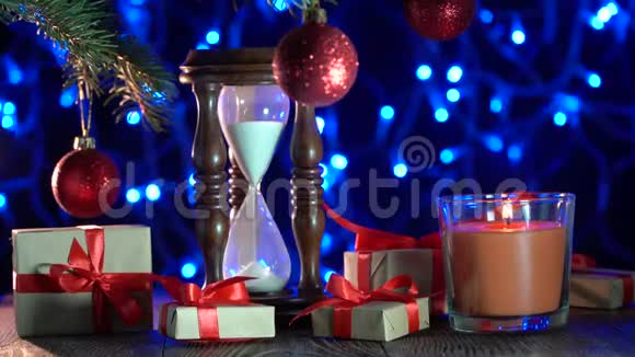 圣诞背景圣诞装饰品松树闪亮的蜡烛礼物和蜡烛视频的预览图