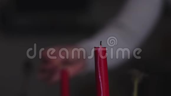 男性手缓慢地点燃节日的蜡烛视频的预览图