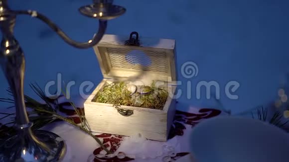 婚礼戒指放在木箱里视频的预览图