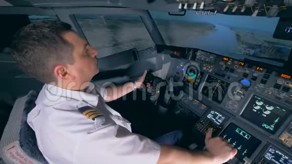 示范飞行由一名男性教员在飞行模拟器中进行视频的预览图