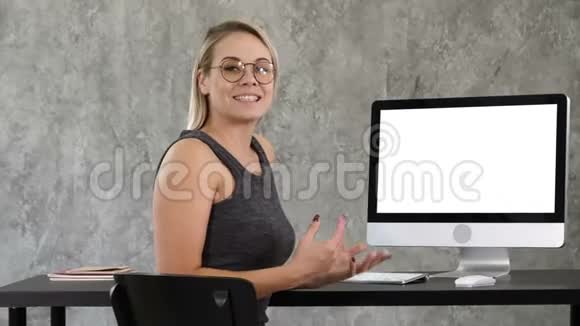 商务女士在办公室里和摄像机对着电脑屏幕说话白色显示器视频的预览图
