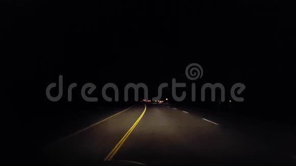 夜间驾驶农村公路乡村观光点POV晚间乡村高速公路或高速公路或州际公路视频的预览图