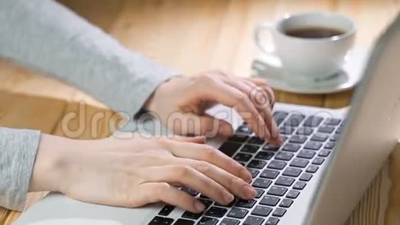 女性手在笔记本电脑键盘上打字技术在生活中视频的预览图