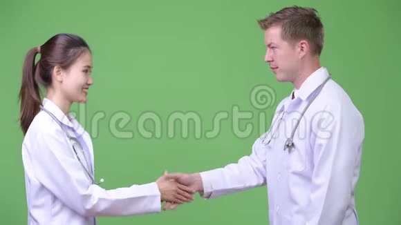 多民族夫妻医生握手视频的预览图