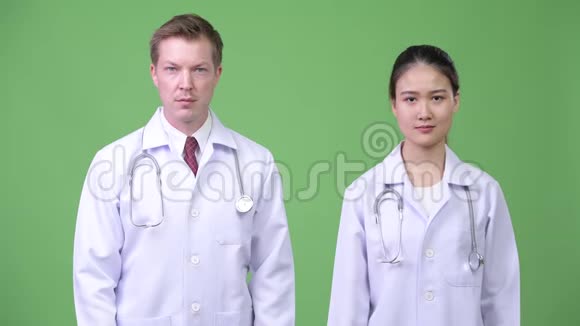 多种族夫妇的医生站在一起视频的预览图