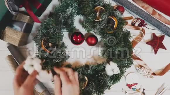 工艺背景上的顶级圣诞花环漂亮的家庭手饰圣诞花环动感镜头视频的预览图