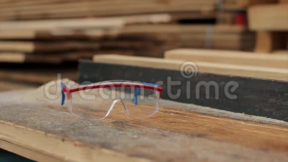 建筑眼镜护目镜到处都是木屑锯木厂伐木概念慢动作视频的预览图
