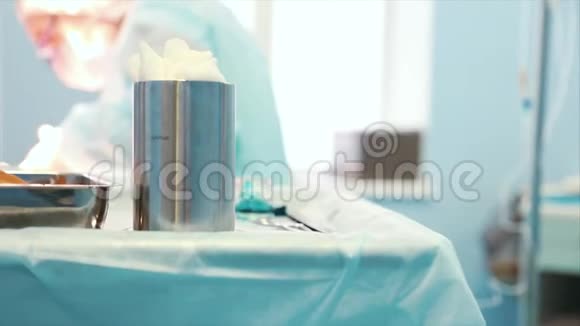 手术器械手术器械并摊放在无菌桌子上准备手术特写视频的预览图