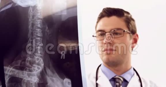 研究x光的医生视频的预览图