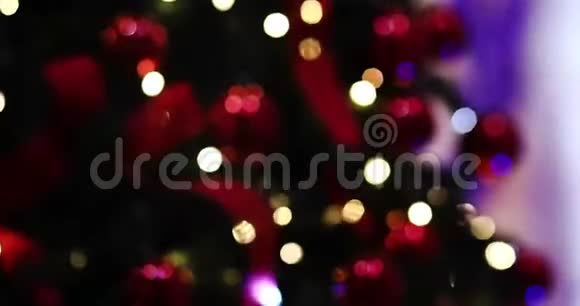 慢关注灯光和圣诞树球视频的预览图