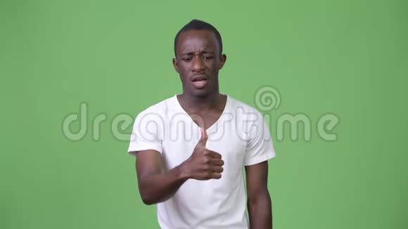 年轻疲惫的非洲男人竖起大拇指视频的预览图