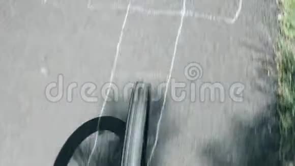 模糊沥青道路粉笔绘图和旋转自行车前轮视频的预览图