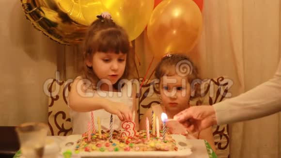 小可爱的女孩在派对上吃生日甜点有趣快乐的孩子儿童假期概念3年视频的预览图