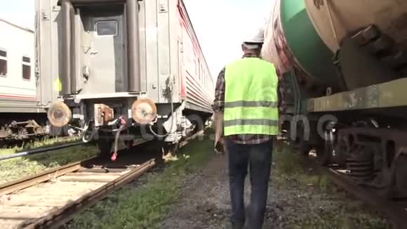 铁路工人带着支票沿着火车行驶视频的预览图