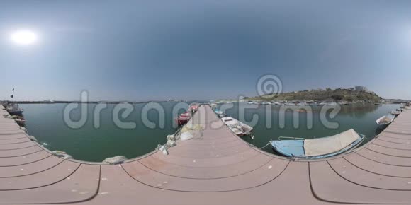 360VR港湾船停泊NeaKallikratia希腊视频的预览图