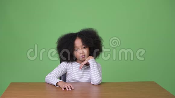 年轻可爱的非洲女孩一头非洲头发感到无聊视频的预览图