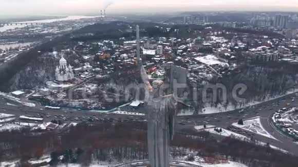 冬季基辅的祖国母亲纪念碑视频的预览图