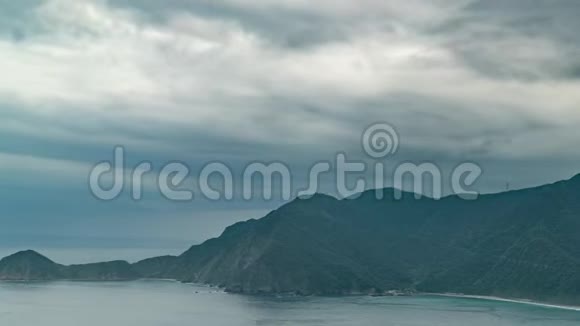 多云天气下台湾海岸与海湾全景的时间点视频的预览图