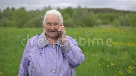 一位头发灰白的成年妇女在现场打电话视频的预览图