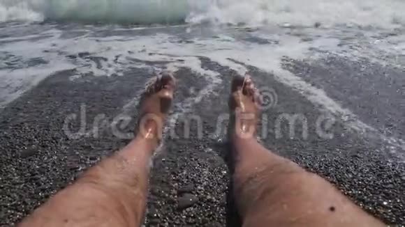男人毛茸茸的腿在海上冲浪平行躺着光着的腿视频的预览图