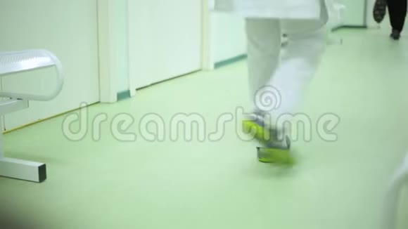 病人和医生走在医院走廊的低角度前庭医院的双脚近在阴影中视频的预览图