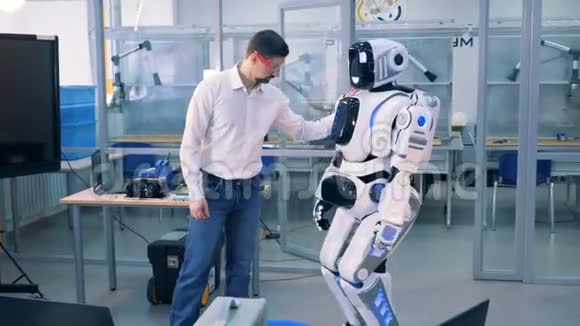 男工程师把一个像人一样的半机器人推开两次视频的预览图
