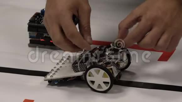 学生动手4自制机器人人手视频的预览图