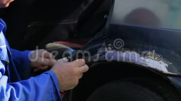 人处理车体防腐喷涂视频的预览图
