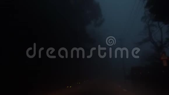 晚上在浓雾中驾驶汽车恶劣的天气条件零可视性从小屋看视角视频的预览图