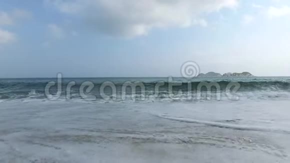 天气晴朗海浪拍打沙滩视频的预览图
