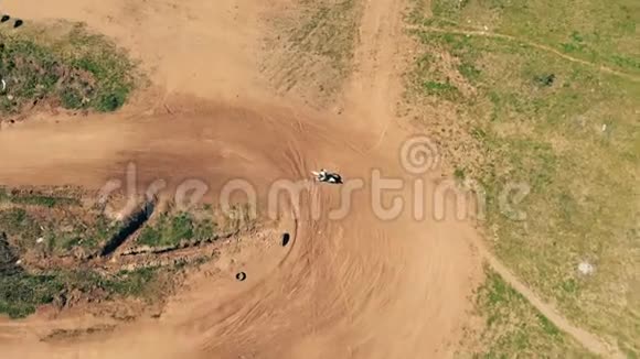 人驾驶在沙路上顶景视频的预览图