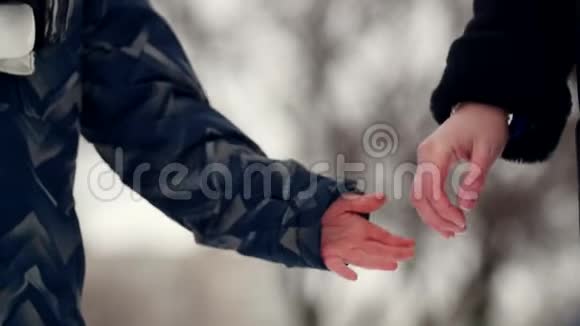 高清特写镜头说明母亲和孩子是如何互相握手的视频的预览图