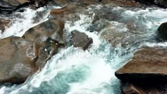 清澈的泡沫水流在石头之间山溪视频的预览图