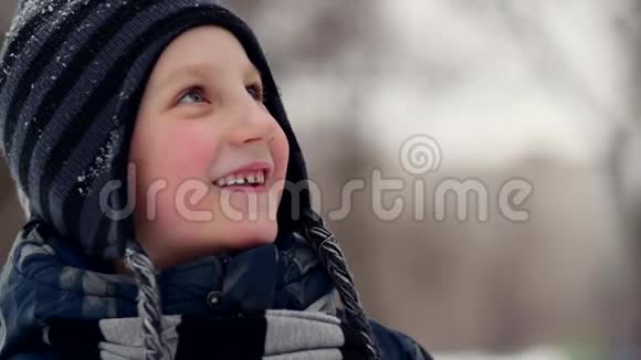 高清特写镜头一个男孩在散步时仰视而笑视频的预览图