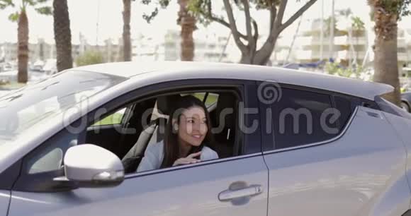年轻的司机向朋友挥手视频的预览图