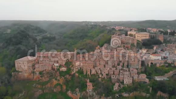 从空中俯瞰城镇和山丘视频的预览图