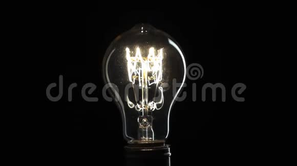 爱迪生黑色背景上的灯泡视频的预览图