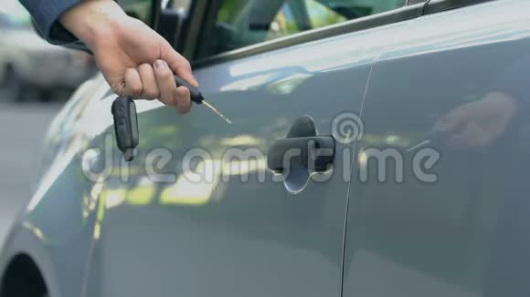 女商人开着钥匙进入汽车汽车保安视频的预览图