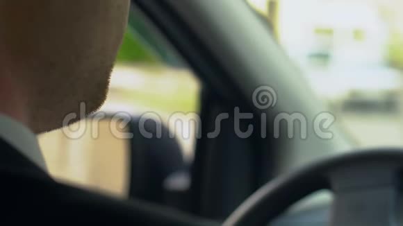 私家侦探坐在车里喝着咖啡吃着有食欲的甜甜圈视频的预览图
