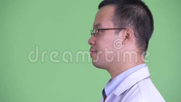 带眼镜微笑的快乐亚洲男医生特写镜头视频的预览图